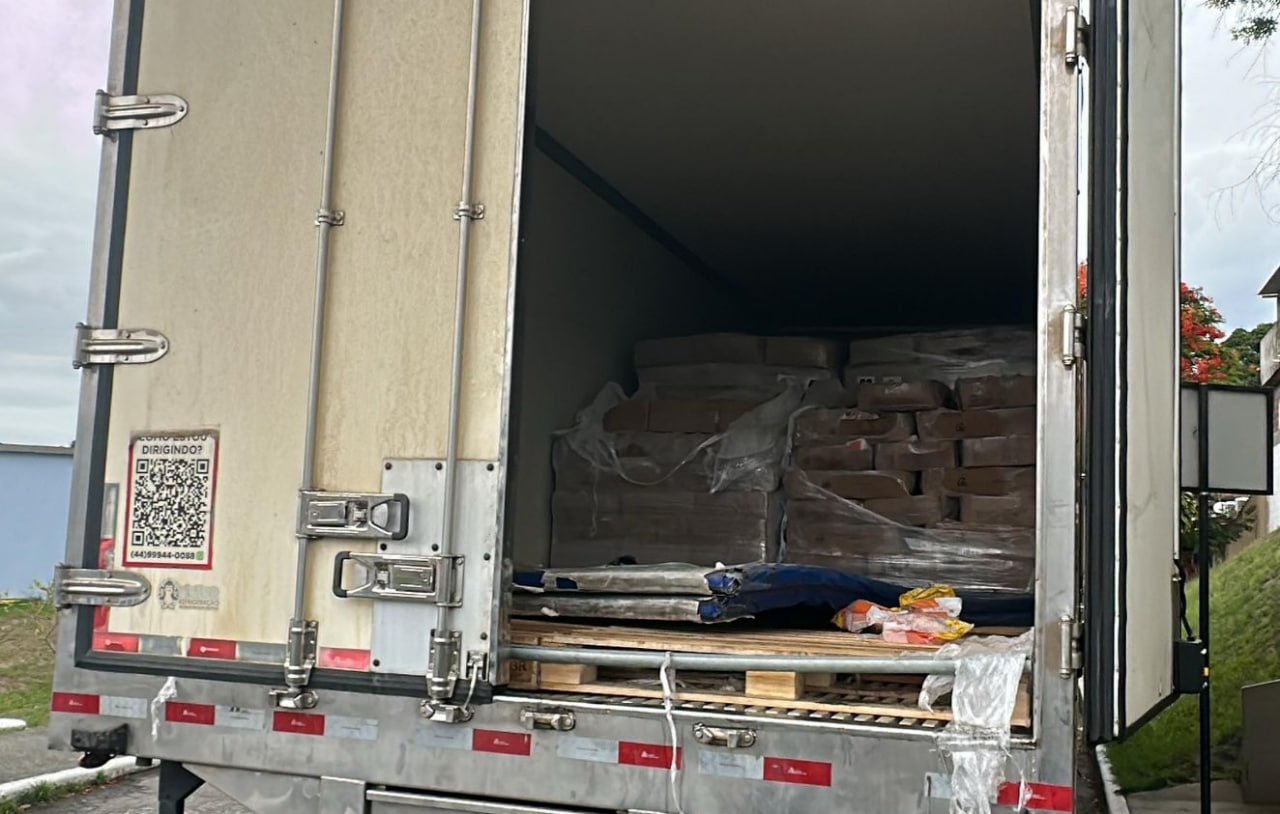 PM recupera carga de frango sob ataque de granadas em São Gonçalo